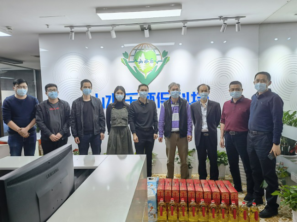 深圳市生态环境局龙岗管理局二级调研员蓝浪（右四）慰问留深过年的一线工作人员