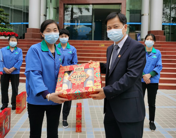 深圳市生态环境局龙岗管理局局长江育良（右）慰问留深过年的一线工作人员