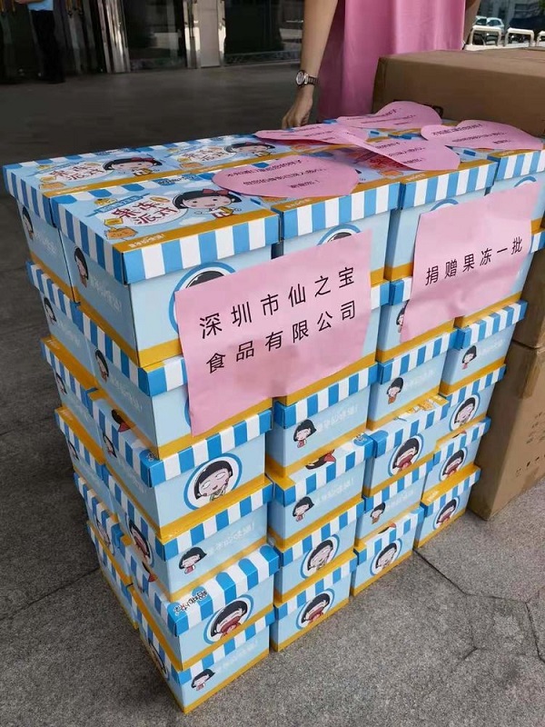 女企业家向一线工作者捐赠50份果冻礼盒和250份冰袖，抗击疫情.jpg