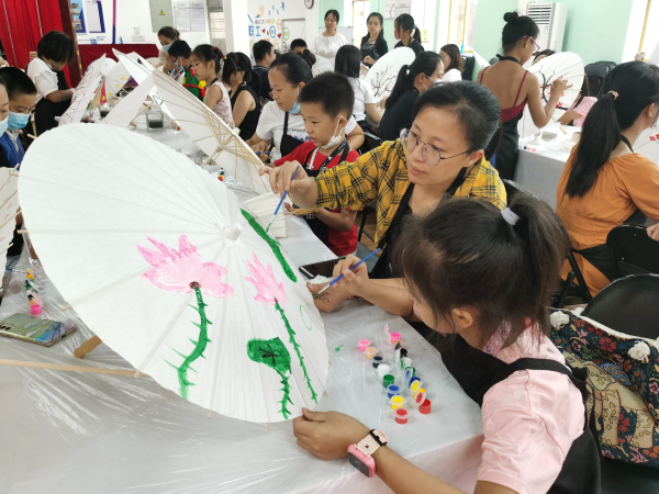7.亲子协作伞面绘画.jpg