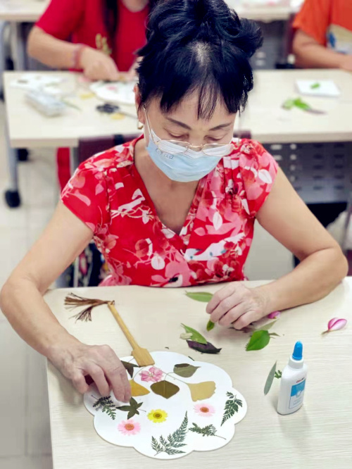 平湖街道山厦社区开展金秋十月乐享重阳重阳节叶子画制作活动