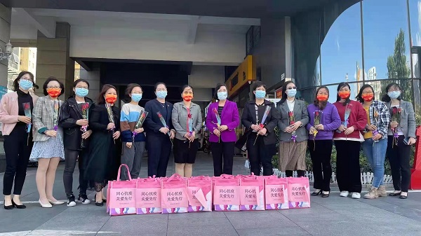 到坂田街道马安堂社区为一线抗疫巾帼献上鲜花和关爱包.jpg