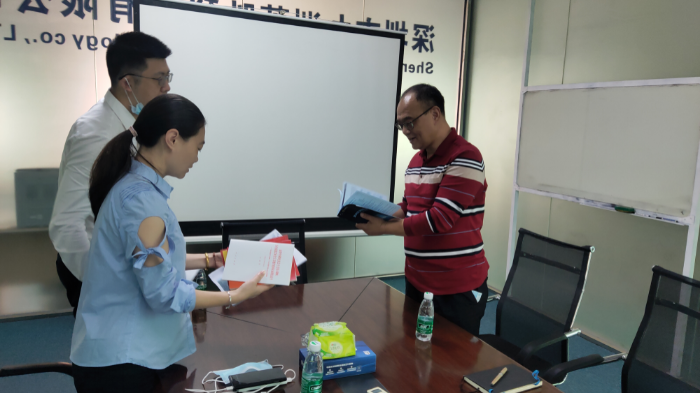 向九洲公司赠送书籍.jpg