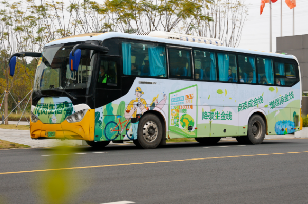 “两山”主题生态大巴.jpg