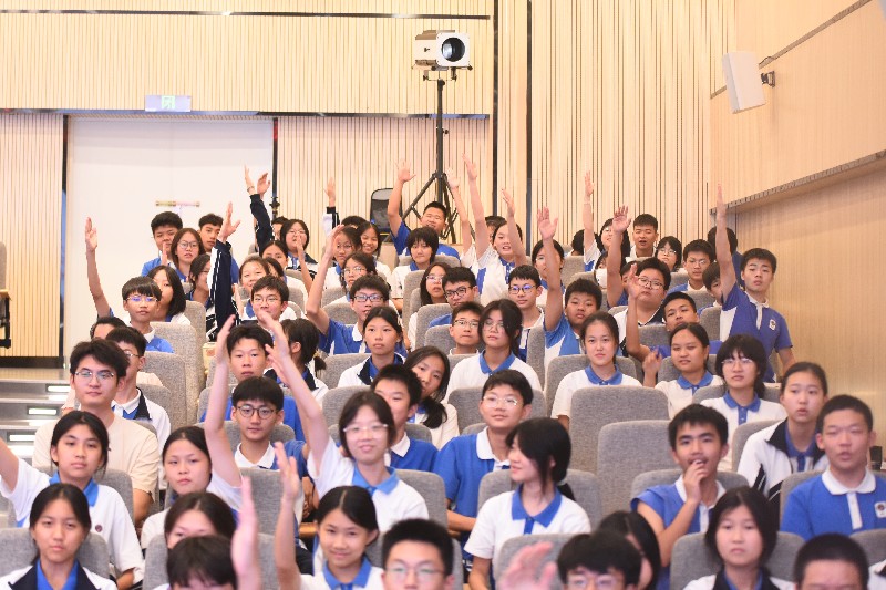 学生踊跃举手.jpg