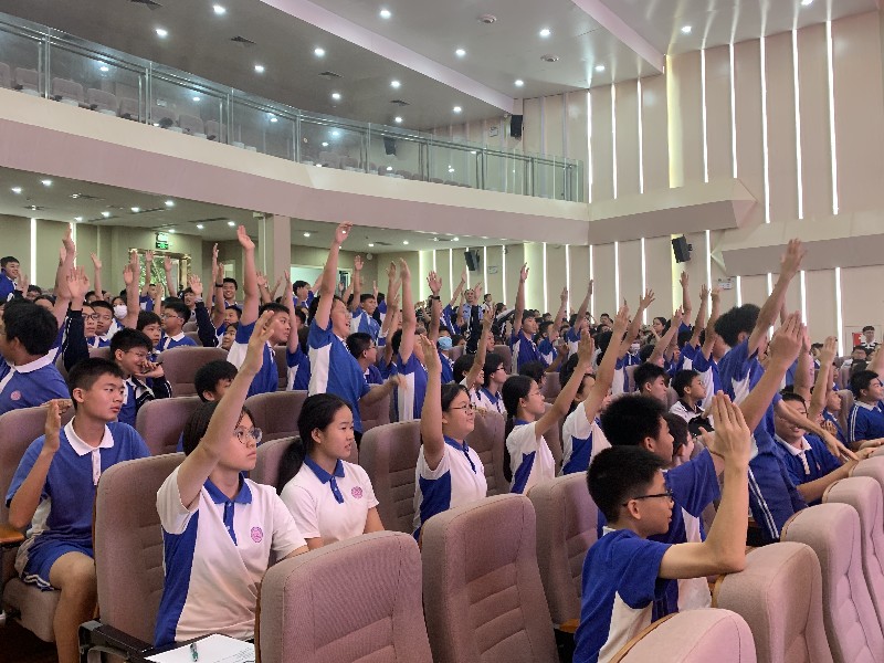 学生举手2.jpg