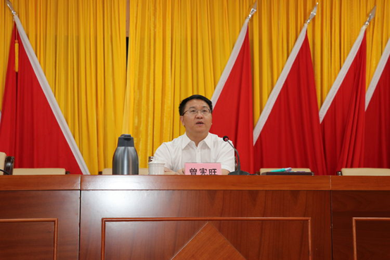 坪地街道党工委书记曾宪旺发表讲话