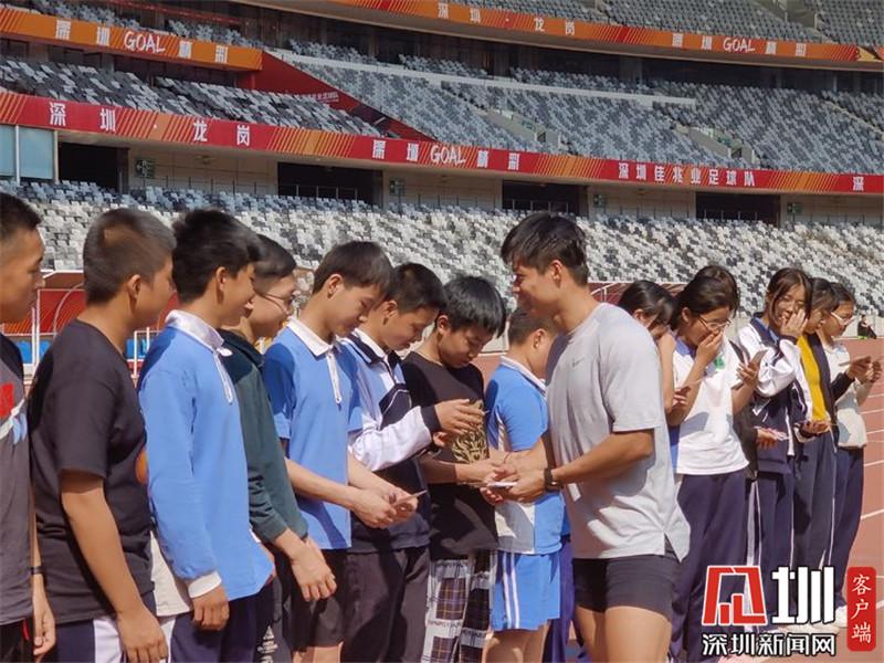 “亚洲飞人”、中国国家田径短跑运动员苏炳添为学生们颁发奖品.jpg