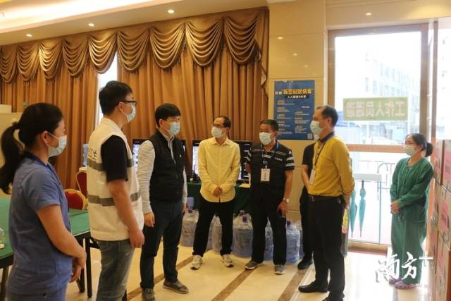 平湖街道党工委委员、组织部部长王朝阳现场向驿站工作人员了解酒店隔离入住情况，对他们日夜以继的工作表示高度肯定。