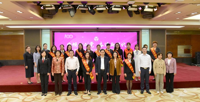 龙岗区举行2021年庆祝三八国际妇女节主题宣讲活动，区委书记张礼卫（前中）与妇女代表合影.jpg