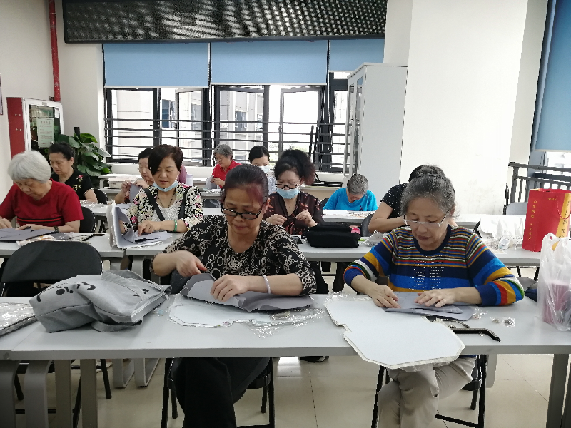 居民亲手缝制钱包 (1).jpg