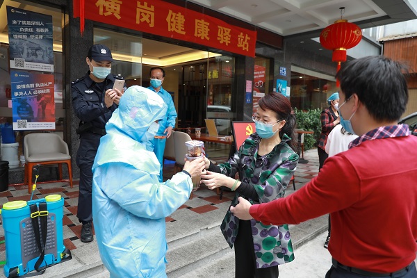 苏之程在横岗健康驿站慰问防疫医护和工作人员.jpg