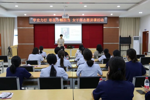区妇幼保健医院医生讲授《妇女疾病预防与治疗》课程.jpg