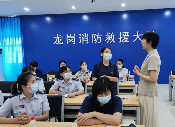 志愿讲师与现场听课人员互动.jpg
