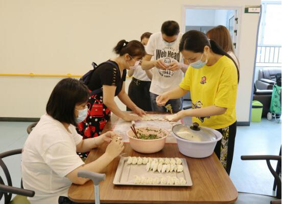 会员加入包饺子行列.jpg