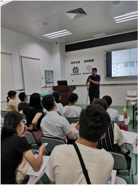 黄河主管示范如何正确使用辅具.jpg