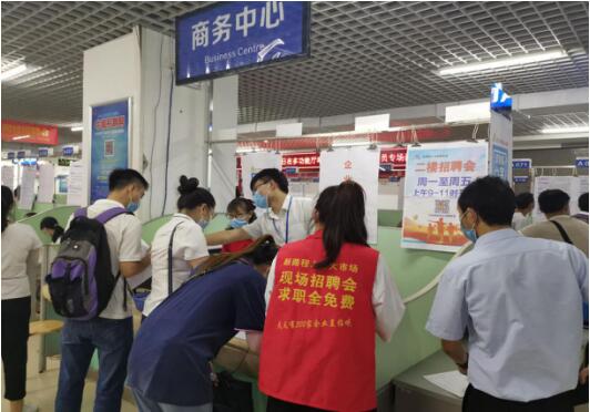 招聘会活动现场.jpg