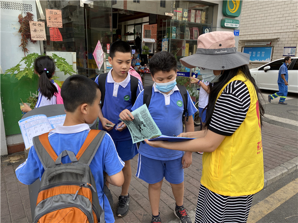 社联社工向社区青少年讲解暑期安全知识02.jpg