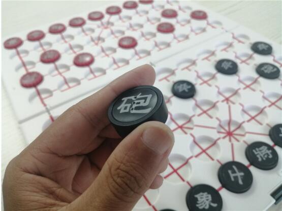 盲人棋友使用特制的棋具.jpg