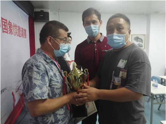 深圳市盲协马景阳主席和龙岗区盲协司海峰主席为健视棋手颁奖.jpg