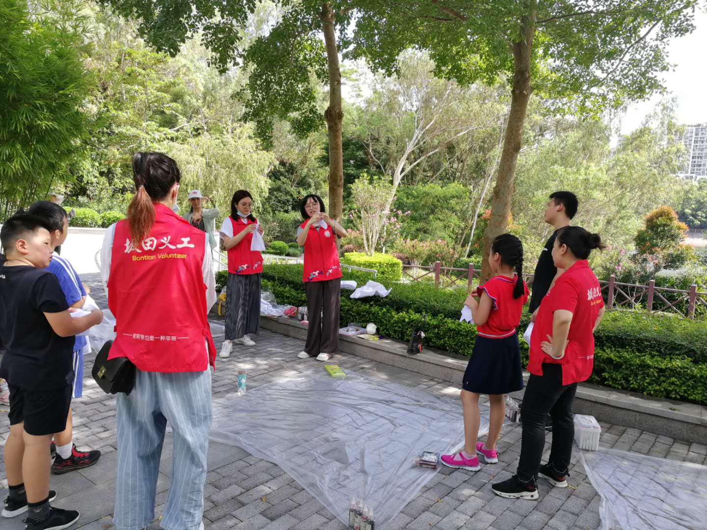 图一：学习手工扎染.jpg