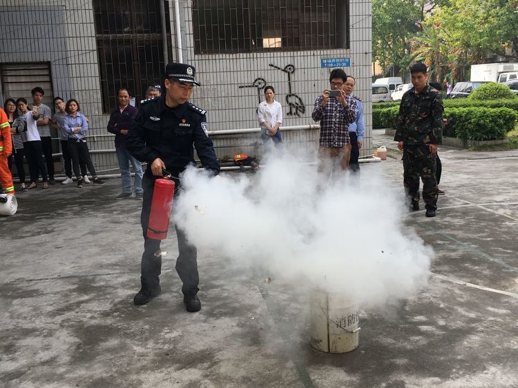 消防民警演示使用灭火器
