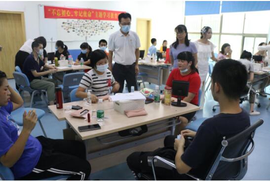 区残联陈礼阳理事长向学员了解培训情况.jpg