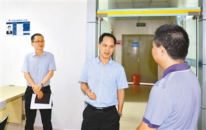 在同事眼中，吴浚弘（中）儒雅谦卑，魅力过人。