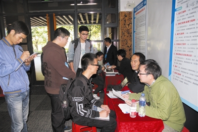 （“优才中国行”高校毕业生校园招聘活动现场）