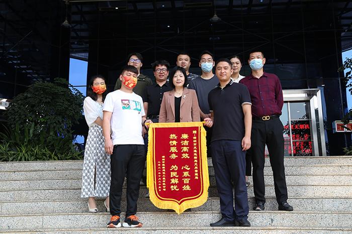 深圳市交通运输局龙岗管理局获赠“廉洁高效 心系百姓 热情服务 为民解忧”锦旗.jpg