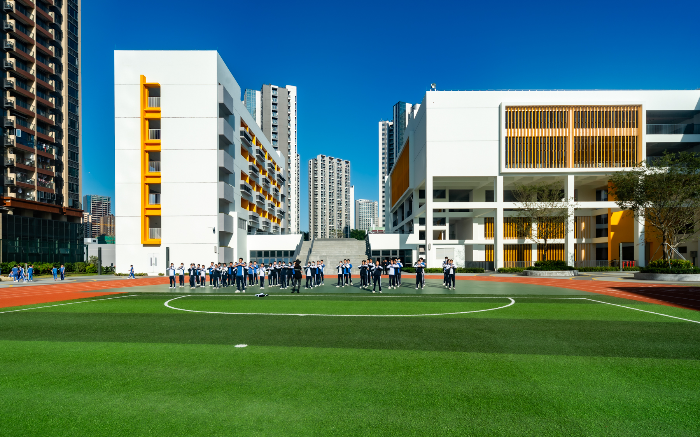 16-操场望向建筑西侧（摄影：蒿莱）.jpg