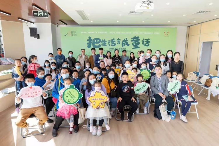 家长和孩子们积极参与精彩纷呈的读书月活动。