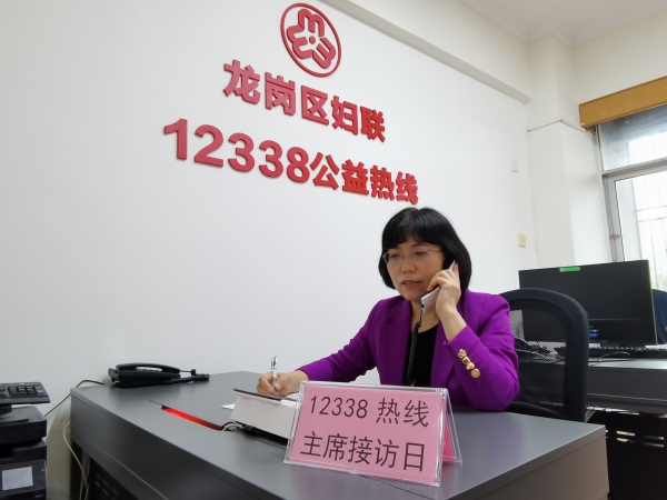 区妇联主席柯雅琼接听12338热线.jpg