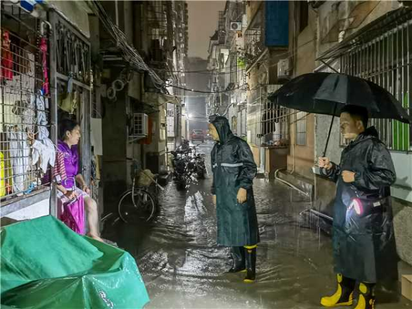 3.暴雨来临，徐敏金（图中）心系社区居民.jpg