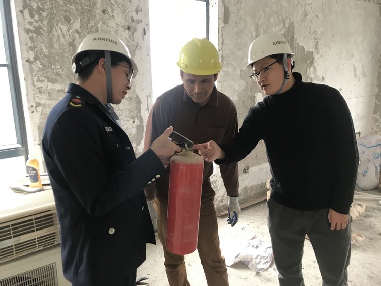 分管副站带队开展零星工程安全排查工作,提高施工人员安全意识,教育工程发包业主,尽一切手段确保业主和作业人员把各项安全措施落到实处 (7) 分管副站带队开展零星工程安全排查工作,提高施工人员安全意识,教育工程发包业主,尽一切手段确保业主和作业人员把各项安全措施落到实处 (7)