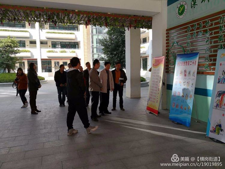 陈主任、邹副书记与观摩人员参观宣传展板