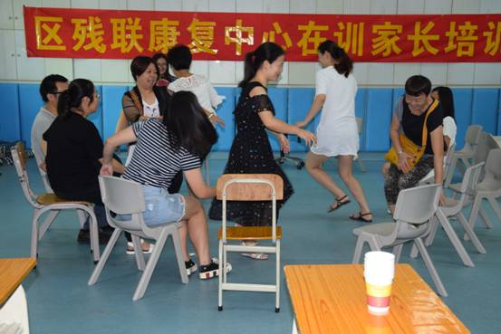 家长们热身游戏“大风吹”