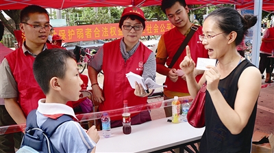 普法活动现场，市民积极参与普法宣传小游戏