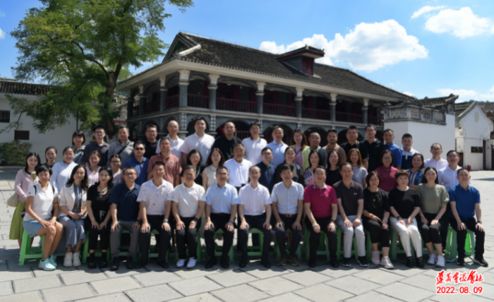 9日遵义会址合照.jpg