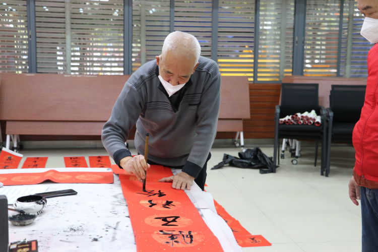 我们的节日&middot;春节｜“玉兔呈祥，楹联福至”怡锦社区迎新春送春联活动 (1).jpg