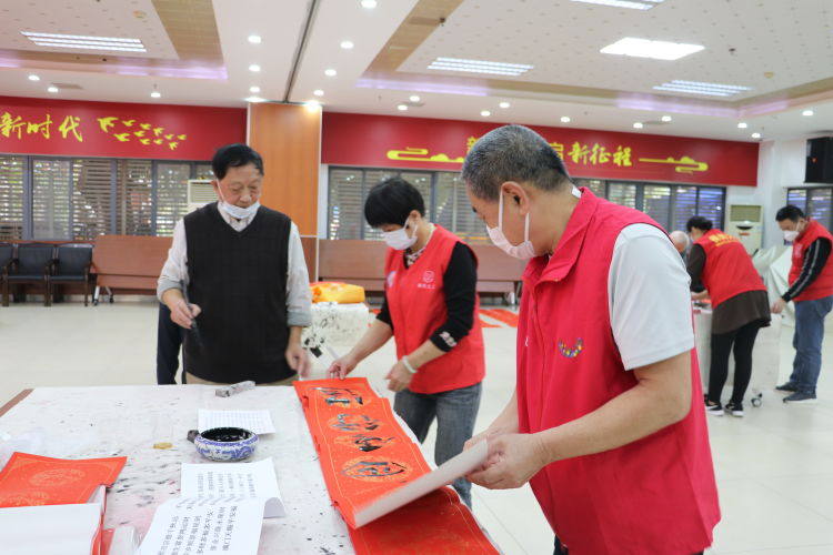 我们的节日&middot;春节｜“玉兔呈祥，楹联福至”怡锦社区迎新春送春联活动 (5).jpg