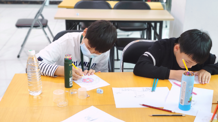 同学们在进行曼陀罗涂色.jpg