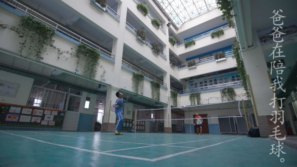 8-2爸爸陪我打羽毛球.jpg