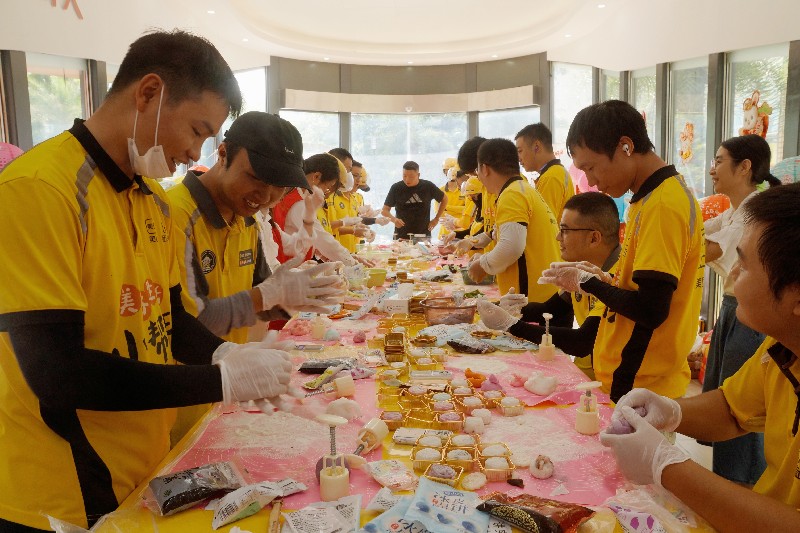 3学做月饼.jpg