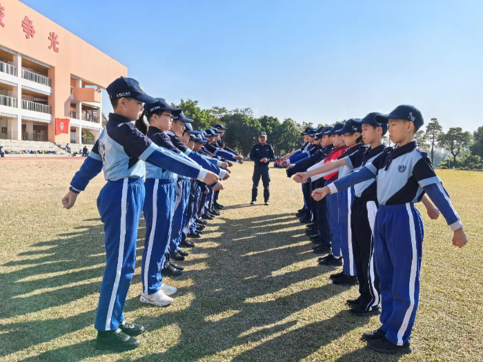 龙岗公安分局“政府开放日”，百名中小学生走进少年警营