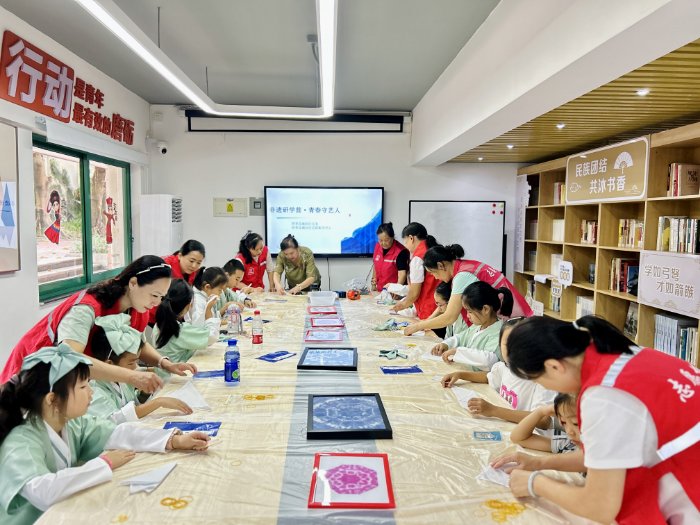 指尖绽非遗之花，童心酿文化之蜜：四季花城社区非遗研学营让千年技艺在童趣中 “活” 起来.doc_2