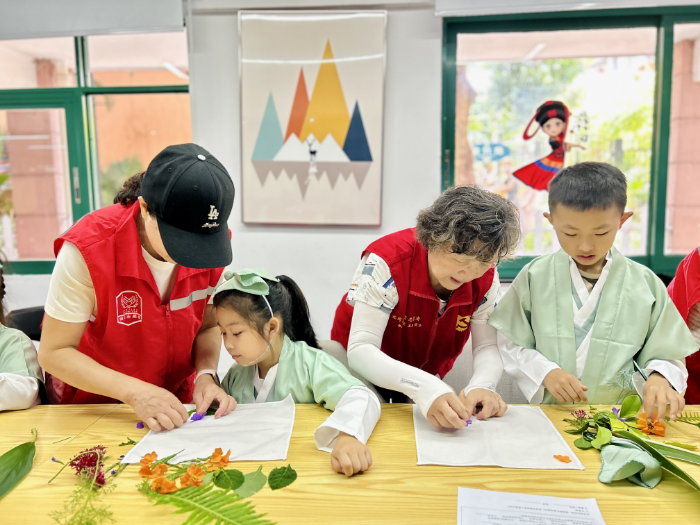 指尖绽非遗之花，童心酿文化之蜜：四季花城社区非遗研学营让千年技艺在童趣中 “活” 起来.doc_8