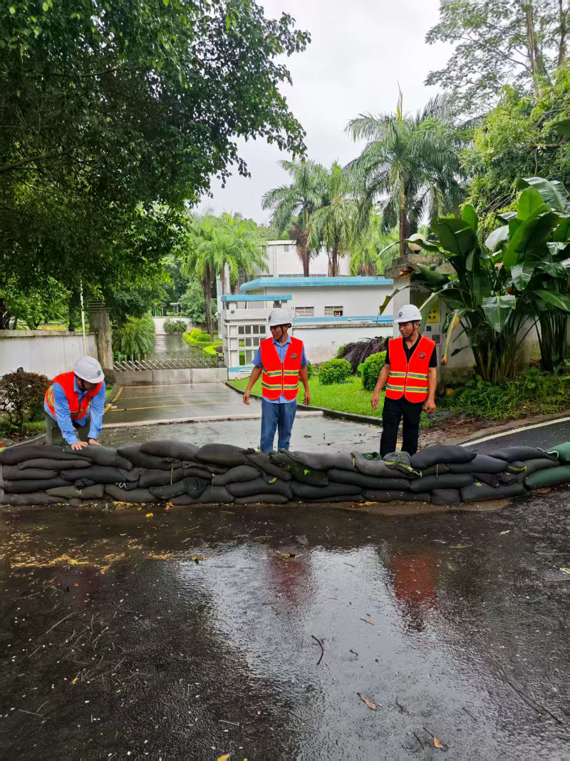8.提前在供水泵站堆放防洪沙袋预防雨水倒灌.jpg