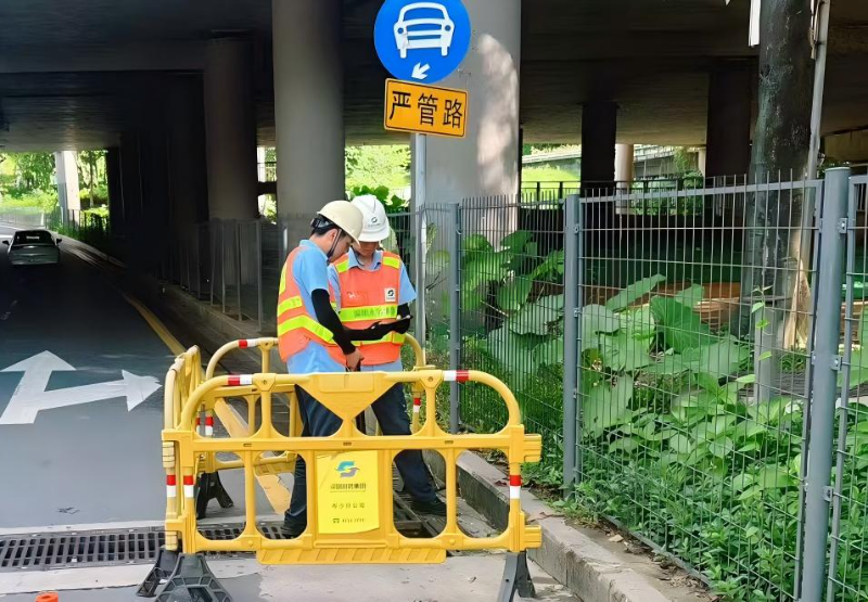 7.提前对辖区内积水点、易积水点路段管网进行检查，并清理雨水口垃圾.jpg
