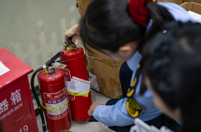 3. 执法人员检查消防安全情况.png